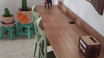 Quarto quádruplo conforto | Individualmente decorados, espaço de trabalho para notebook