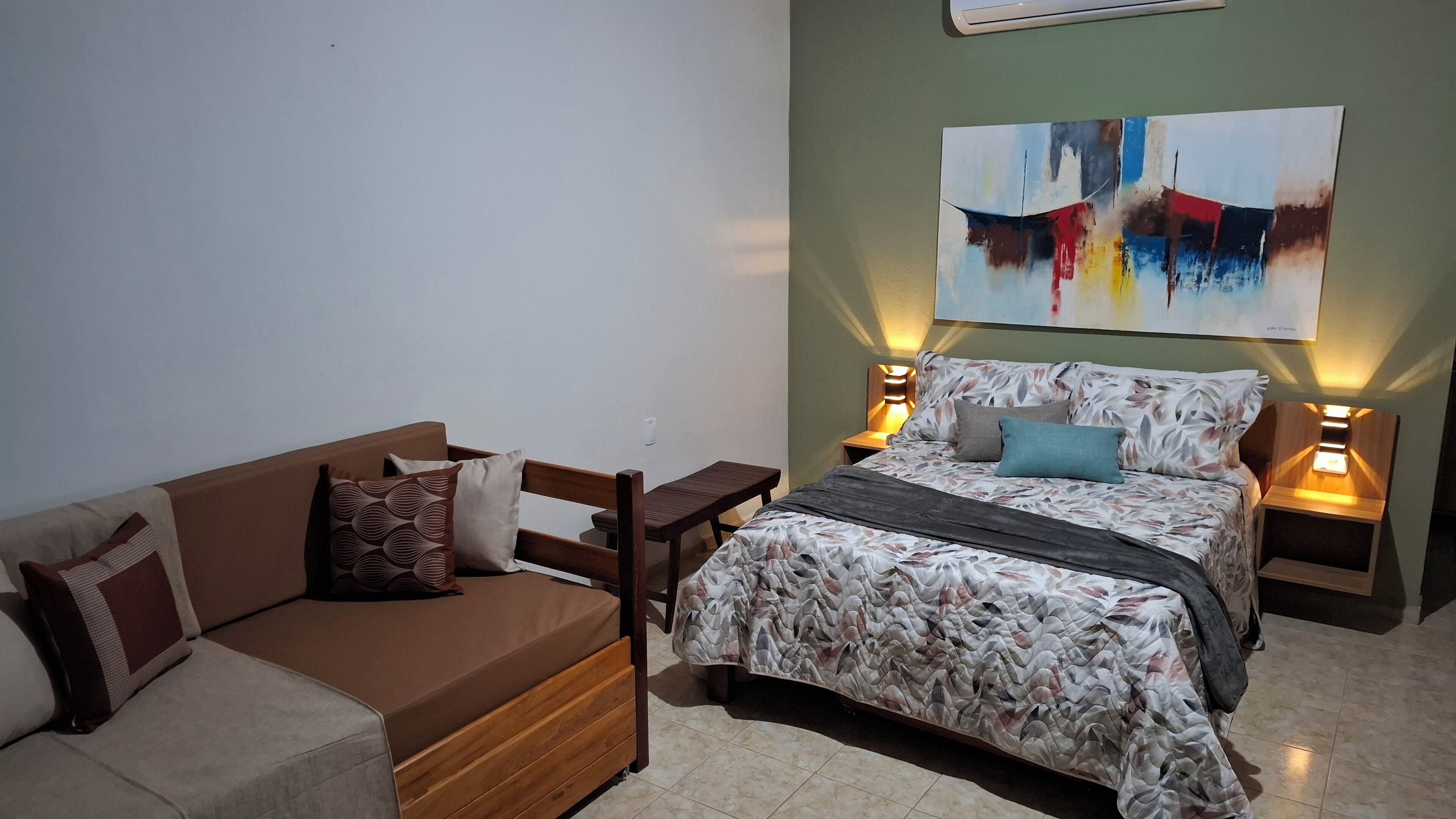 舒适四人房 | 特色装修、笔记本电脑工作区、免费 WiFi