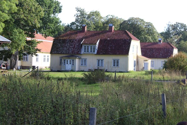 Economy Double or Twin Room | Individually decorated, individually furnished, bed sheets - Yskullsund Säteri B&B  (Lagan)