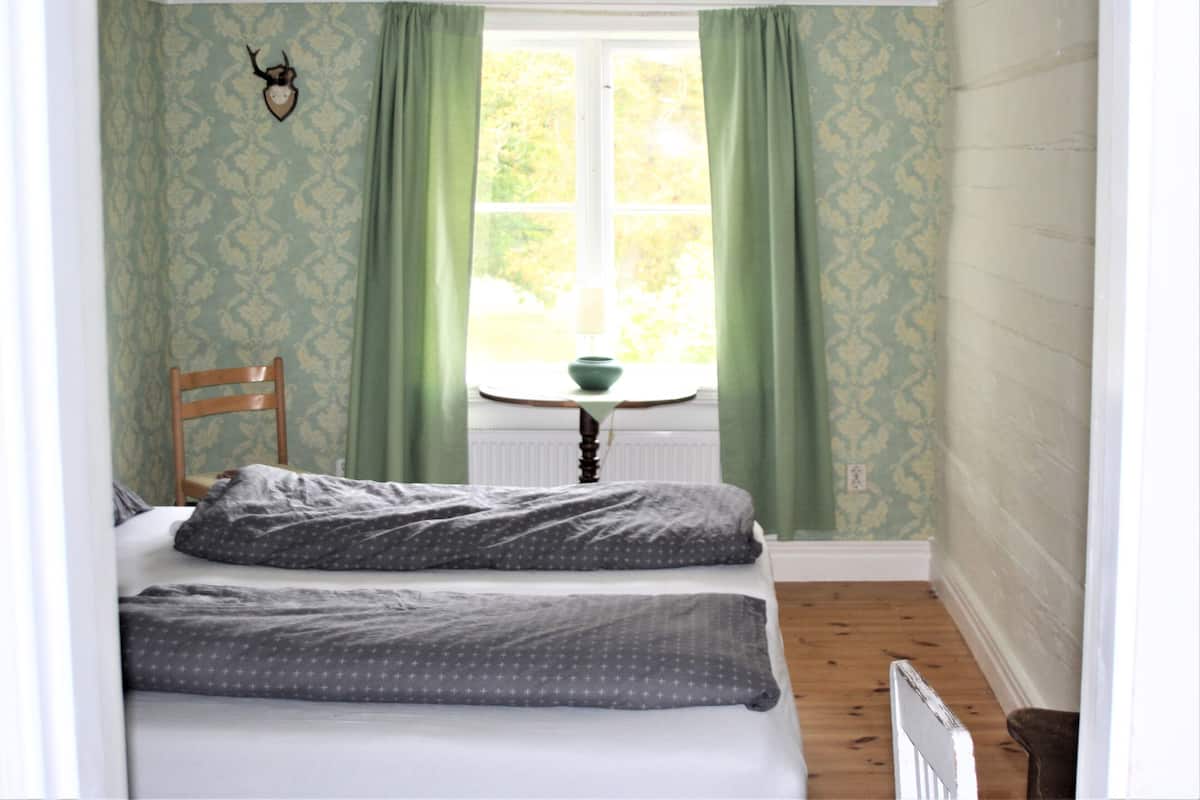 Individually decorated, individually furnished, bed sheets