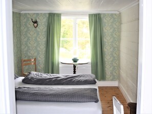 1 bedroom, individually decorated, individually furnished, bed sheets