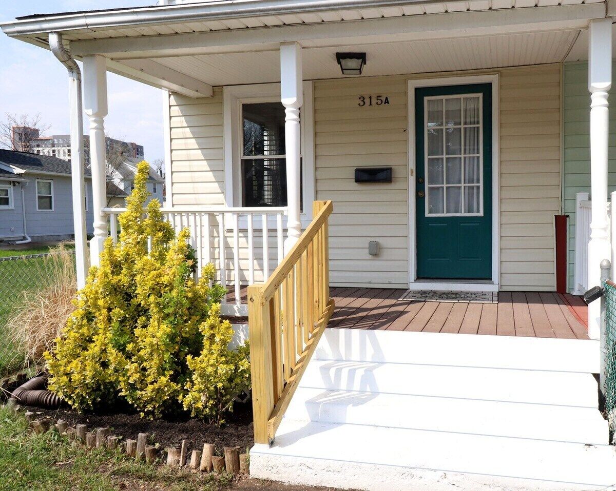 This house is a 3 bedroom(s), 2 bathrooms, located in Towson, MD.