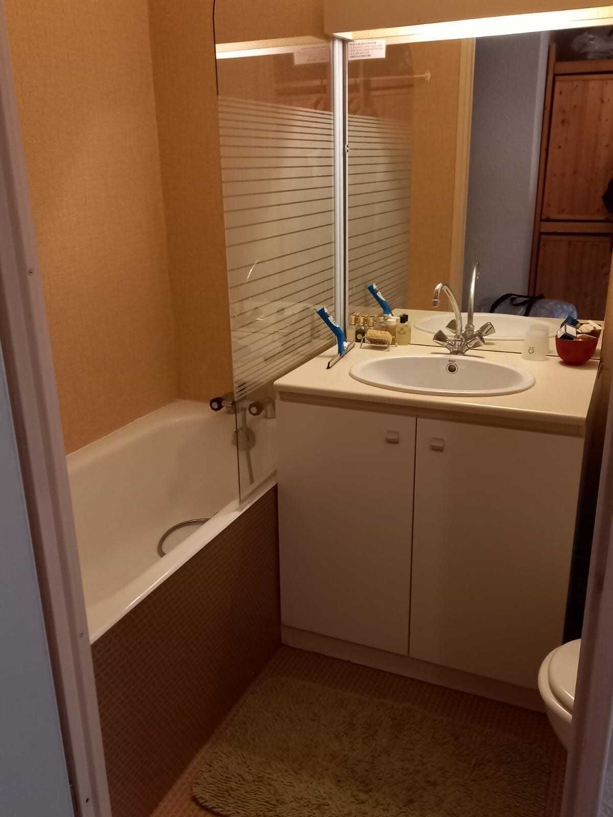Ein Badezimmer mit Badewanne, Waschbecken und Toilette.