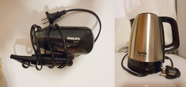 Une multiprise Philips de 1 200 W et une bouilloire électrique intelligente Tefal.