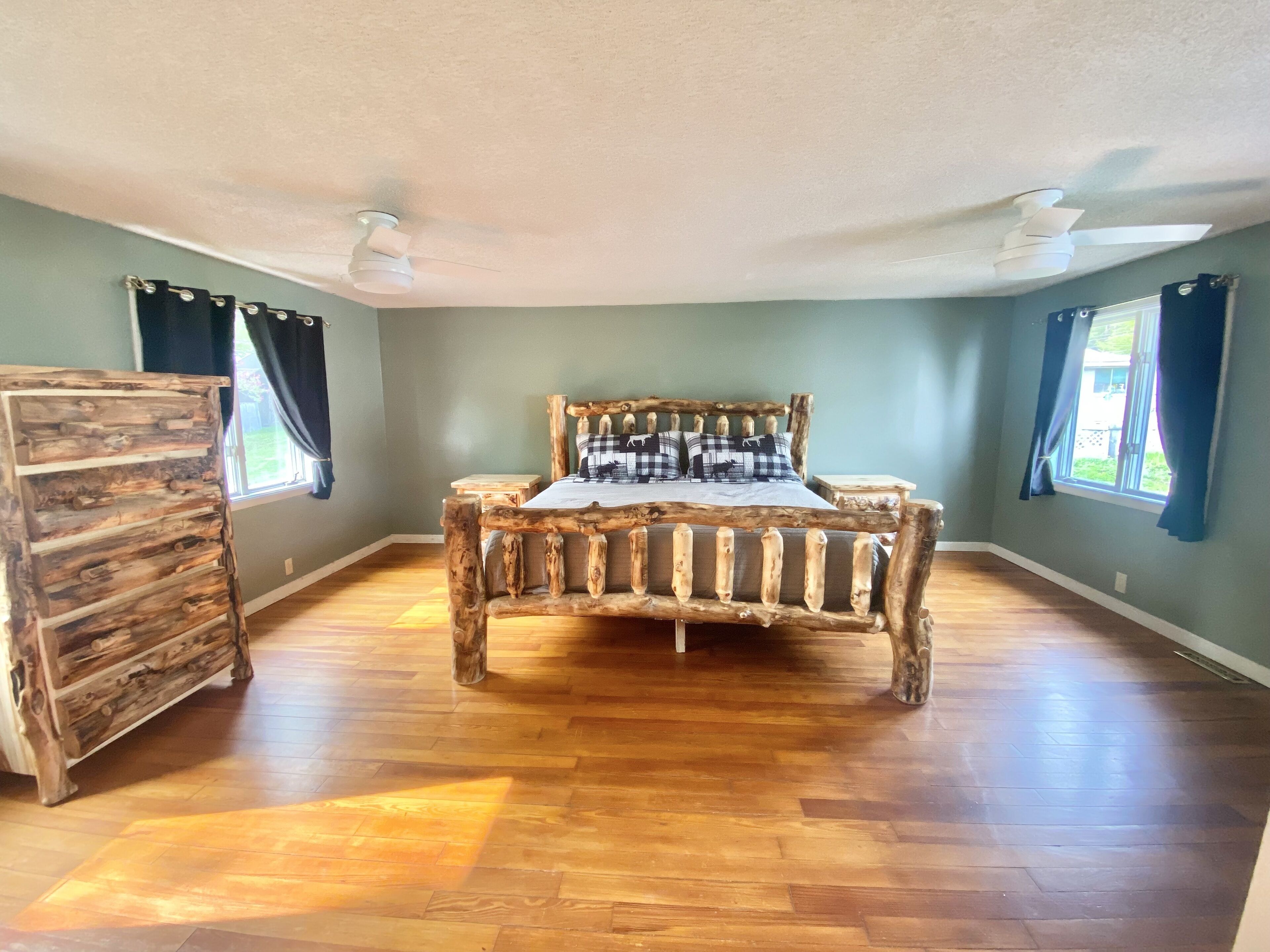 Walk to Town and 7 Minutes to Loon!
