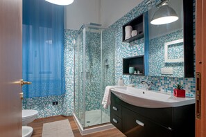 Doccia, asciugacapelli, bidet, asciugamani