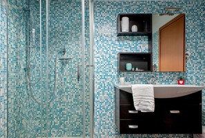 Regadera, secadora de cabello, bidet, toallas 