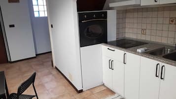 Kühlschrank, Ofen, Herdplatte, Wasserkocher