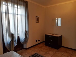 1 chambre, bureau, lit parapluie, draps fournis