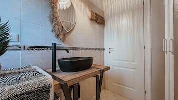 Dusche, Haartrockner, Bidet, Handtücher
