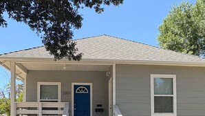 A single-story house with a front porch, a blue door, and a small front yard. - Downtown Paso Wine Country Retreat/2bd/2ba/Walk to the Market Walk/Downtown/Fair (Paso Robles)