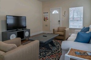 TV - Walking distance to Downtown! Wine Country 2bd 2ba house in Paso Robles! (Paso Robles)