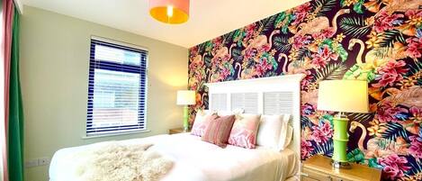 3 عدّة غرف نوم ومكواة/لوح كي وواي فاي وملاءات أسرّة