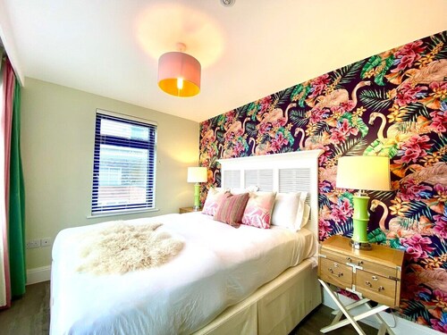 Stunning 3 bedroom Penthouse Apartment Free 2 Park