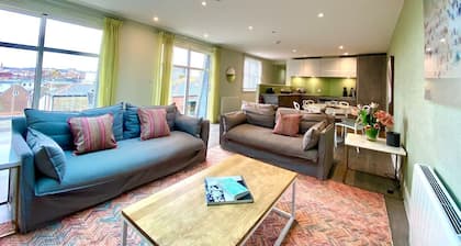 Stunning 3 bedroom Penthouse Apartment Free 2 Park