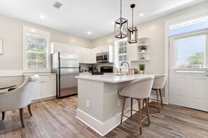 Microwave, stovetop, dishwasher, coffee/tea maker - Wave Haven- Sleeps 5 - 5 Min Walk to Seagrove (Santa Rosa Beach)