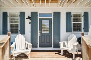 Terrace/patio - Wave Haven- Sleeps 5 - 5 Min Walk to Seagrove (Santa Rosa Beach)