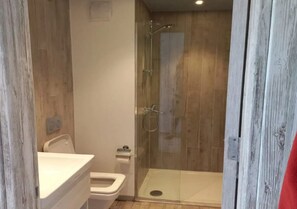 Douche, serviettes fournies, savon, shampoing