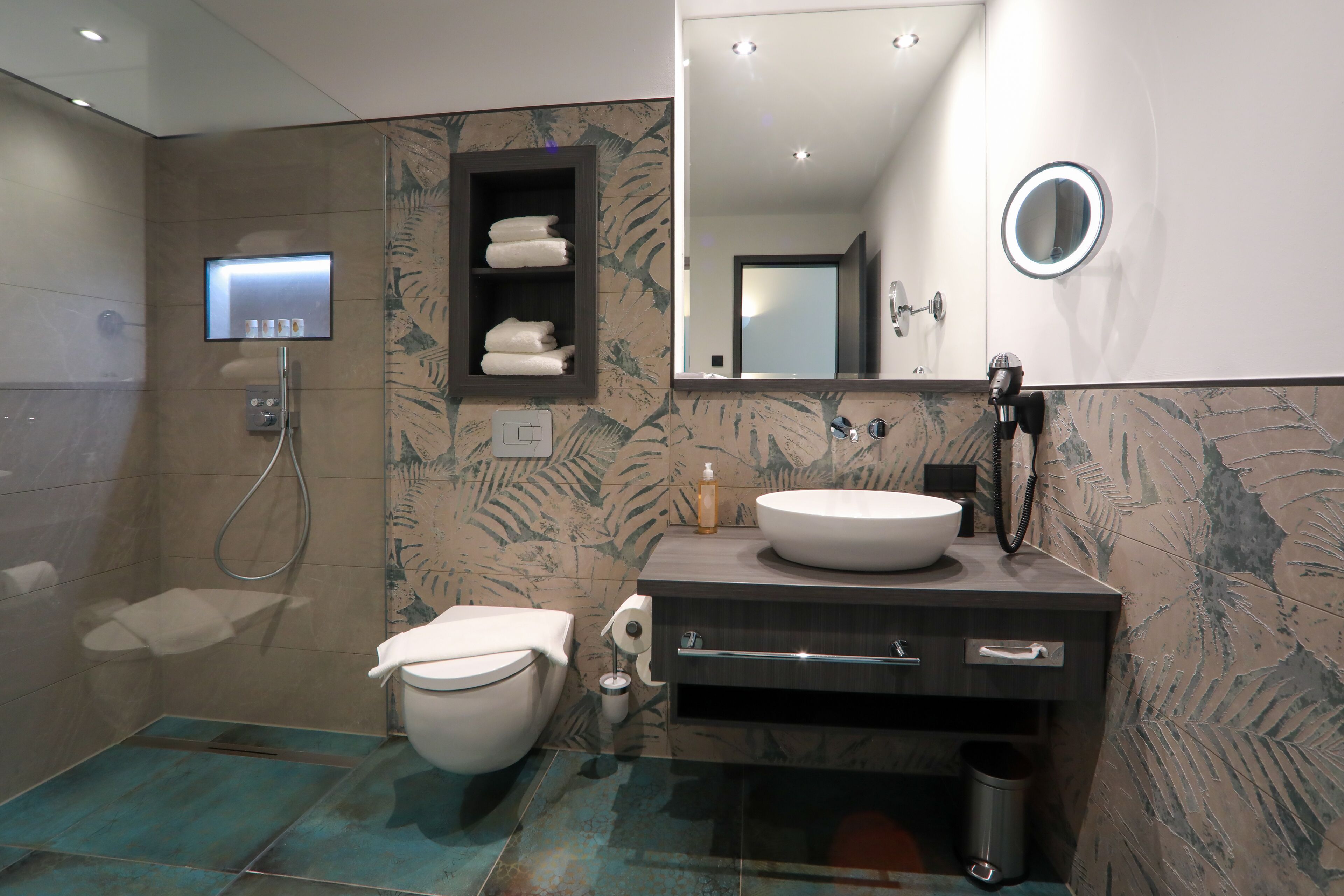 Deluxe-Doppelzimmer | Dusche im Bad