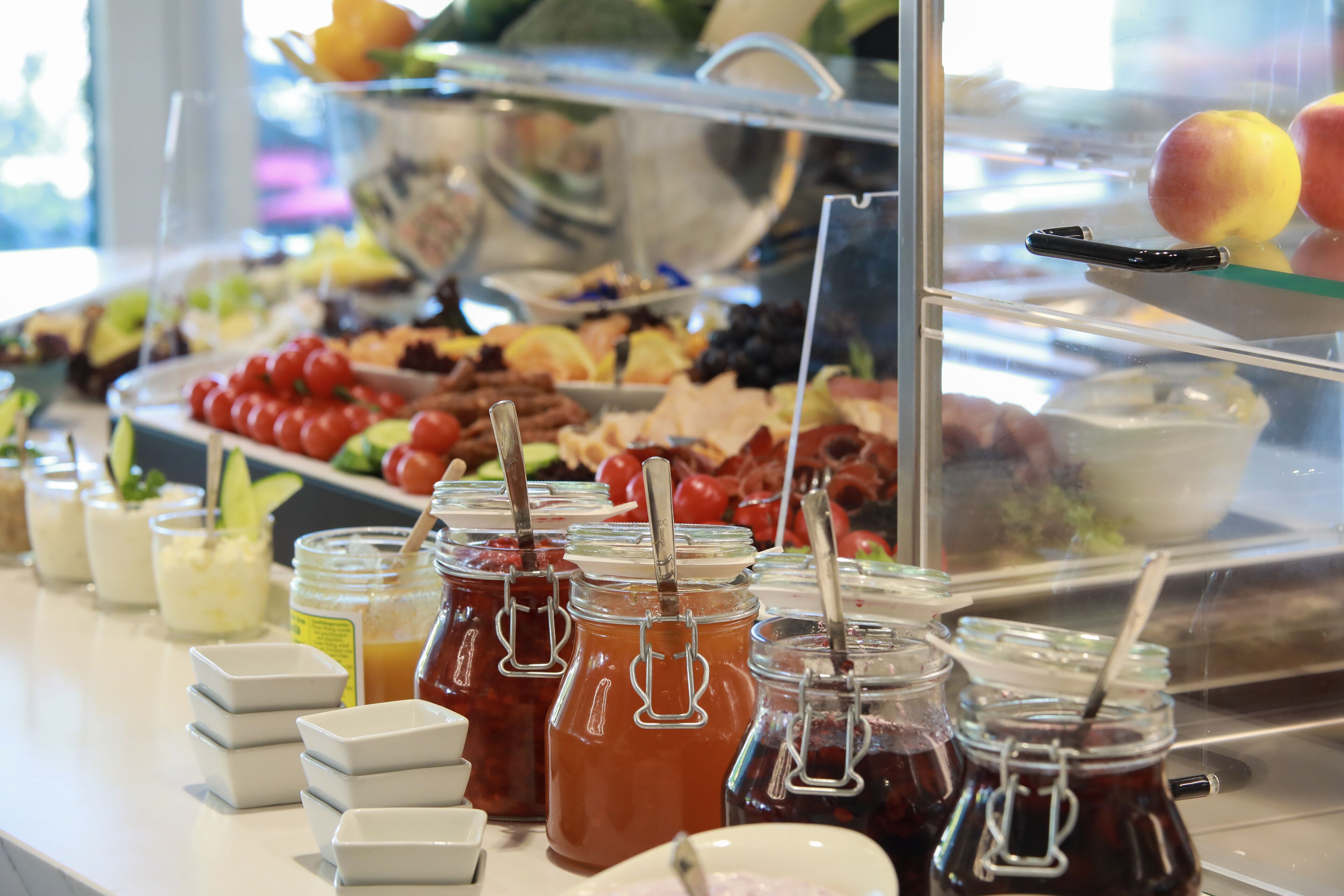 Un buffet proposant une variété de plats et de boissons.