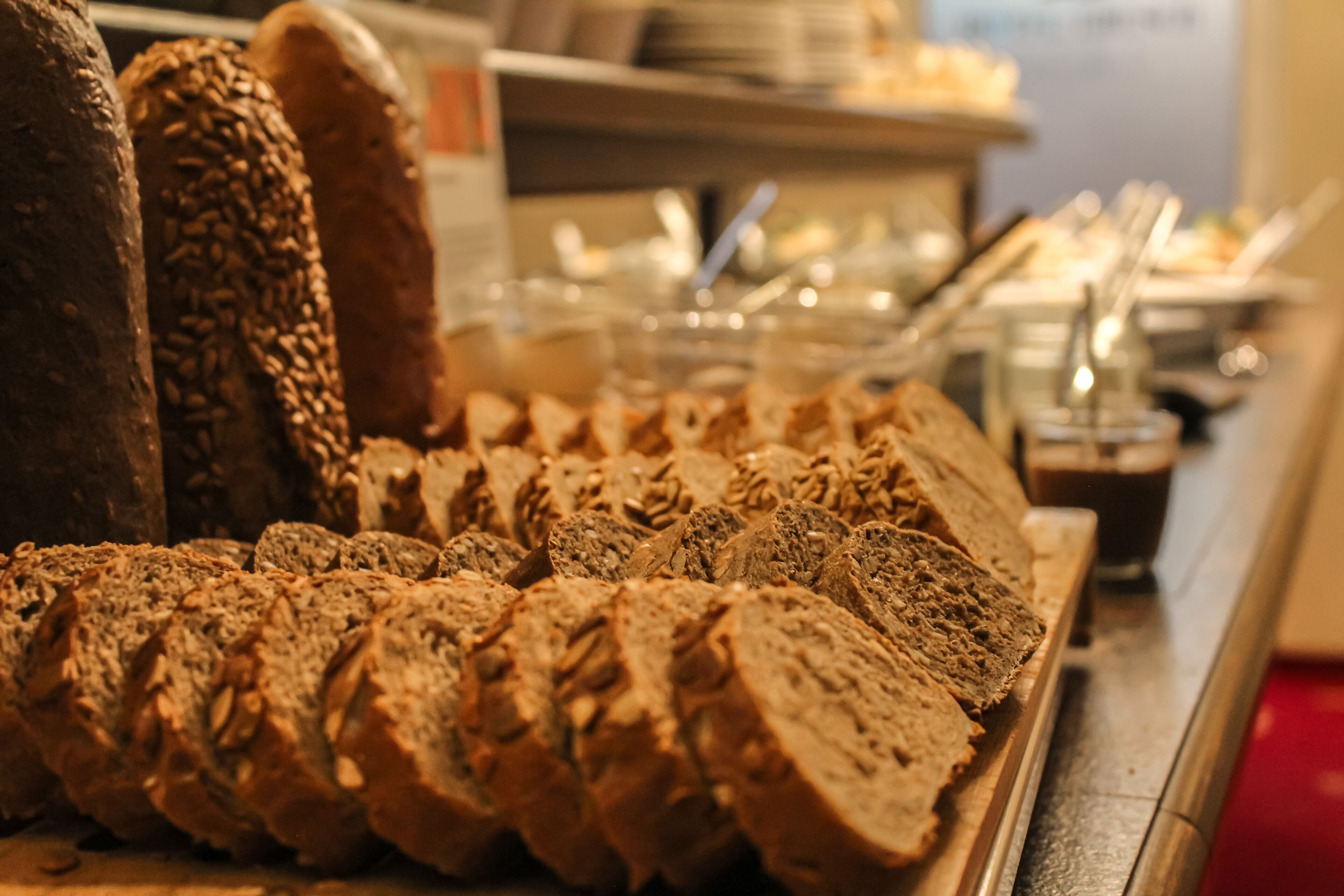 Diverse plakjes brood op een schaal, waarschijnlijk in een bakkerij of café.