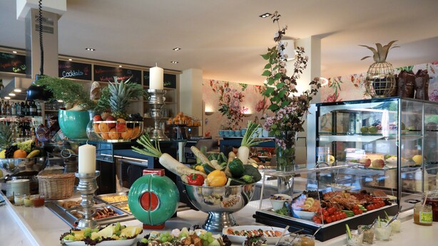 A buffet with various food items and a coffee station. - SPREE. Hotel am Hafen (Lübbenau/Spreewald)
