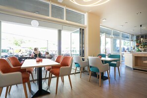 Free daily buffet breakfast - SPREE. Hotel am Hafen (Lübbenau/Spreewald)