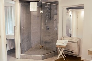 Habitación clásica | Baño | Regadera, amenidades de baño de diseñador, secadora de cabello, batas 