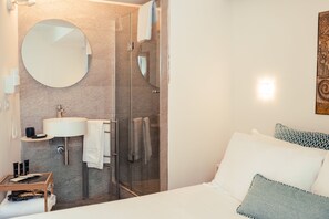 Deluxe Room, Balcony, Sea View | Bathroom | Shower, designer toiletries, hair dryer, bathrobes - Torre A Mare Porto Venere (Portovenere)