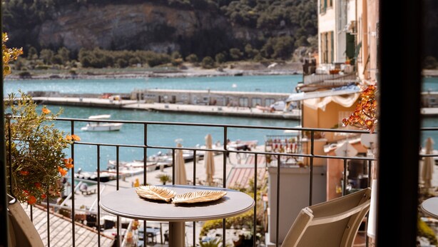 A balcony with a view of a coastal area, including a body of water and a hilly landscape. - Torre A Mare Porto Venere (Portovenere)