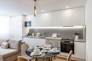 Réfrigérateur, four à micro-ondes, un four, surface de cuisson
