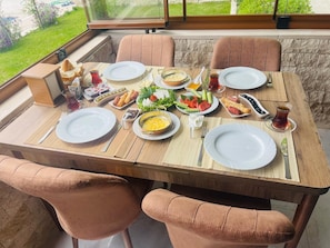 Frukost med lokala rätter varje dag mot avgift