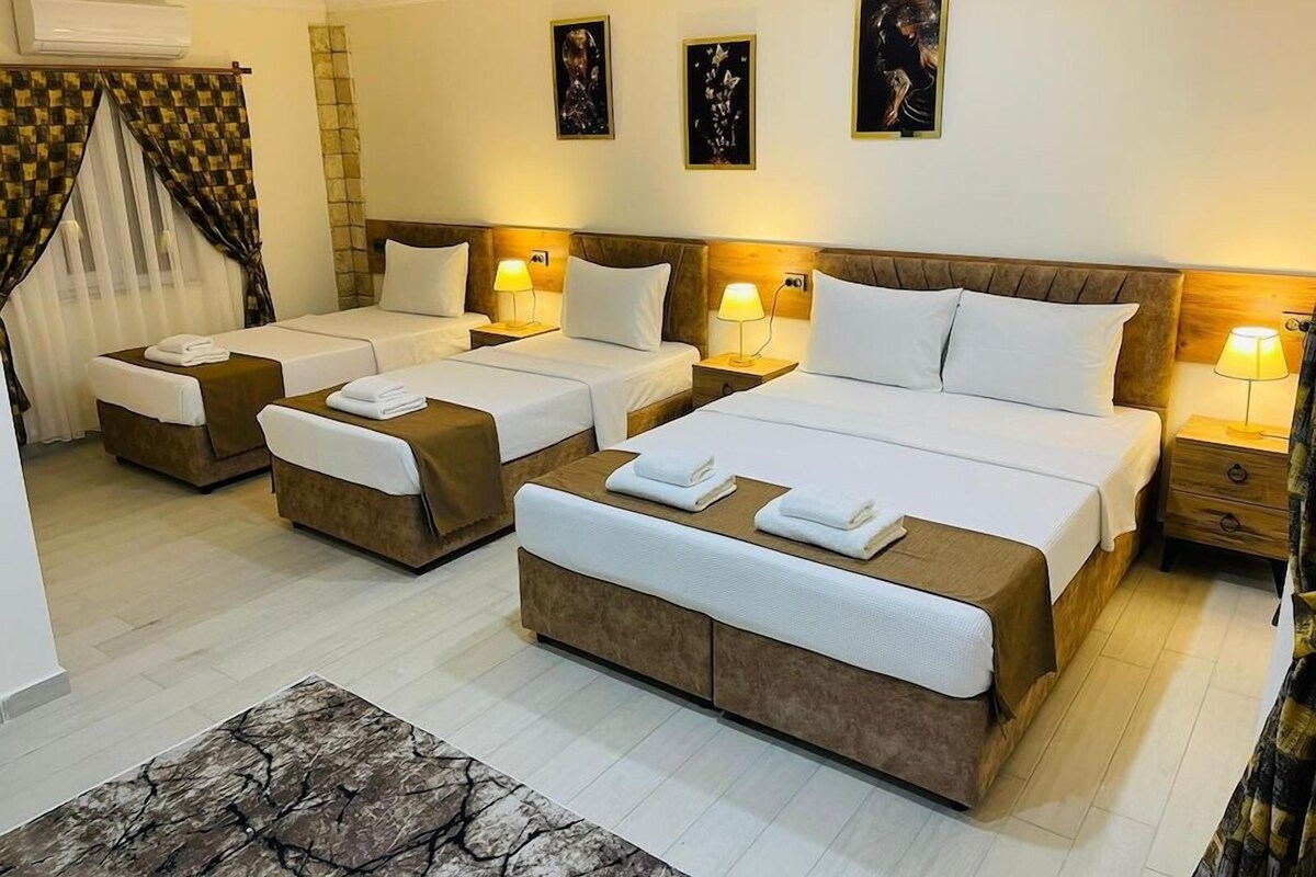 Egyptian cotton sheets, premium bedding, desk, WiFi (free)