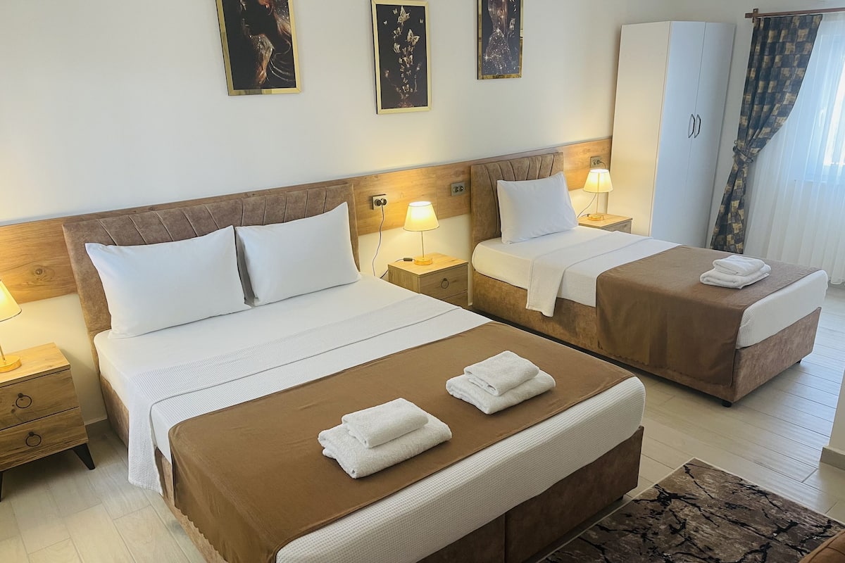 Premium kamer | Lakens van Egyptisch katoen, luxe beddengoed, een bureau, gratis wifi