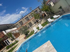 Utomhuspool med öppettider 08.30 till 23.00, och solstolar