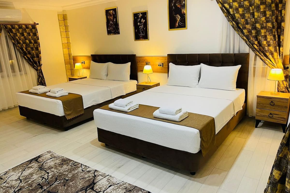 Comfort kamer, 1 slaapkamer, niet-roken, uitzicht op zwembad | Lakens van Egyptisch katoen, luxe beddengoed, een bureau, gratis wifi
