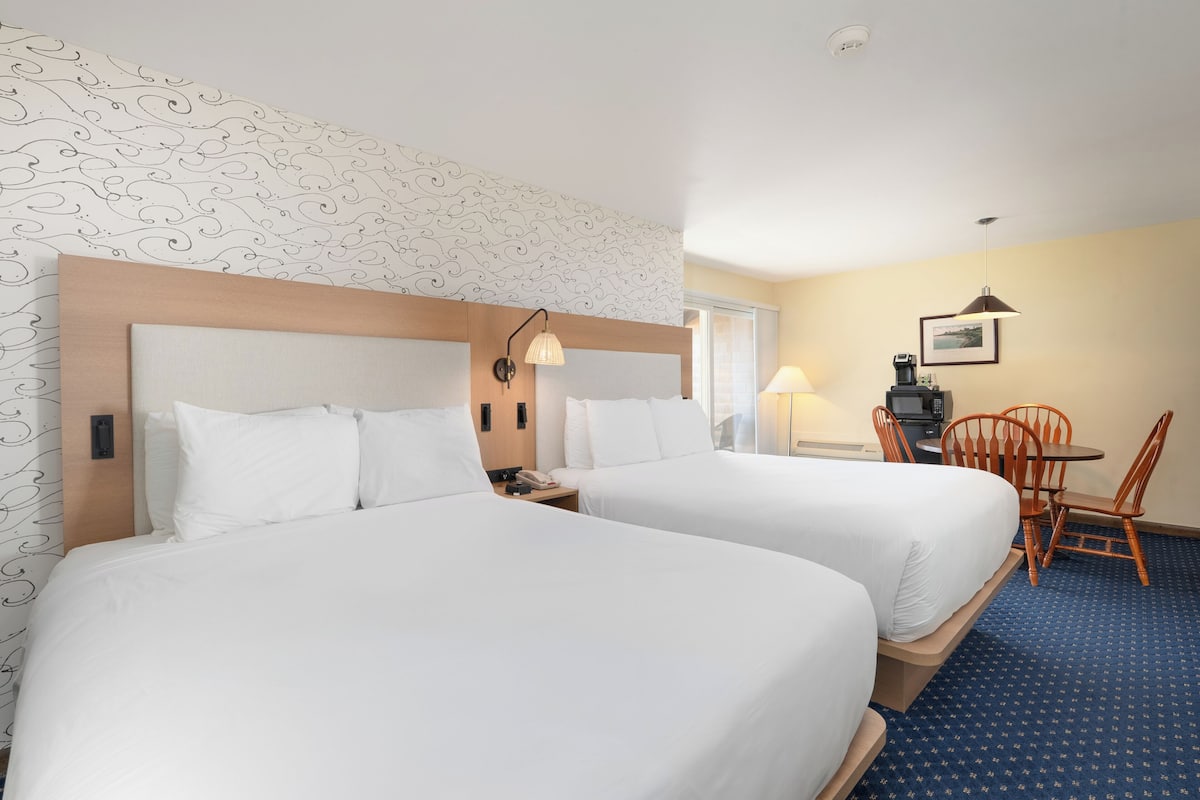 Lodge 2 Queen Beach Street View Efficiency | 1 bedroom, iron/ironing board, free WiFi, bed sheets