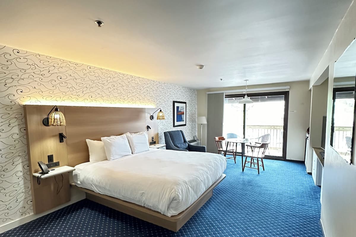 Main King River View Efficiency | 1 bedroom, iron/ironing board, free WiFi, bed sheets