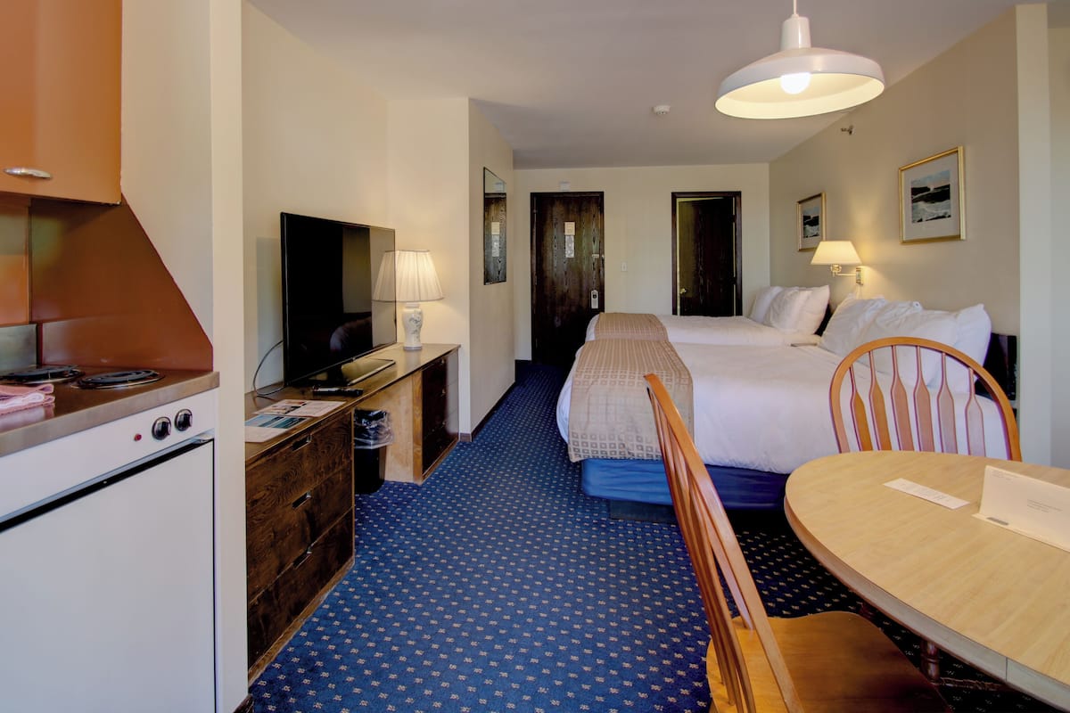 Main 2 Queen River View Efficiency | 1 bedroom, iron/ironing board, free WiFi, bed sheets