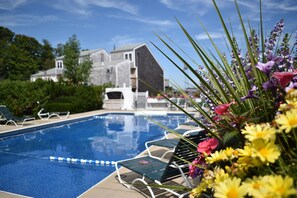 Una piscina al aire libre de temporada