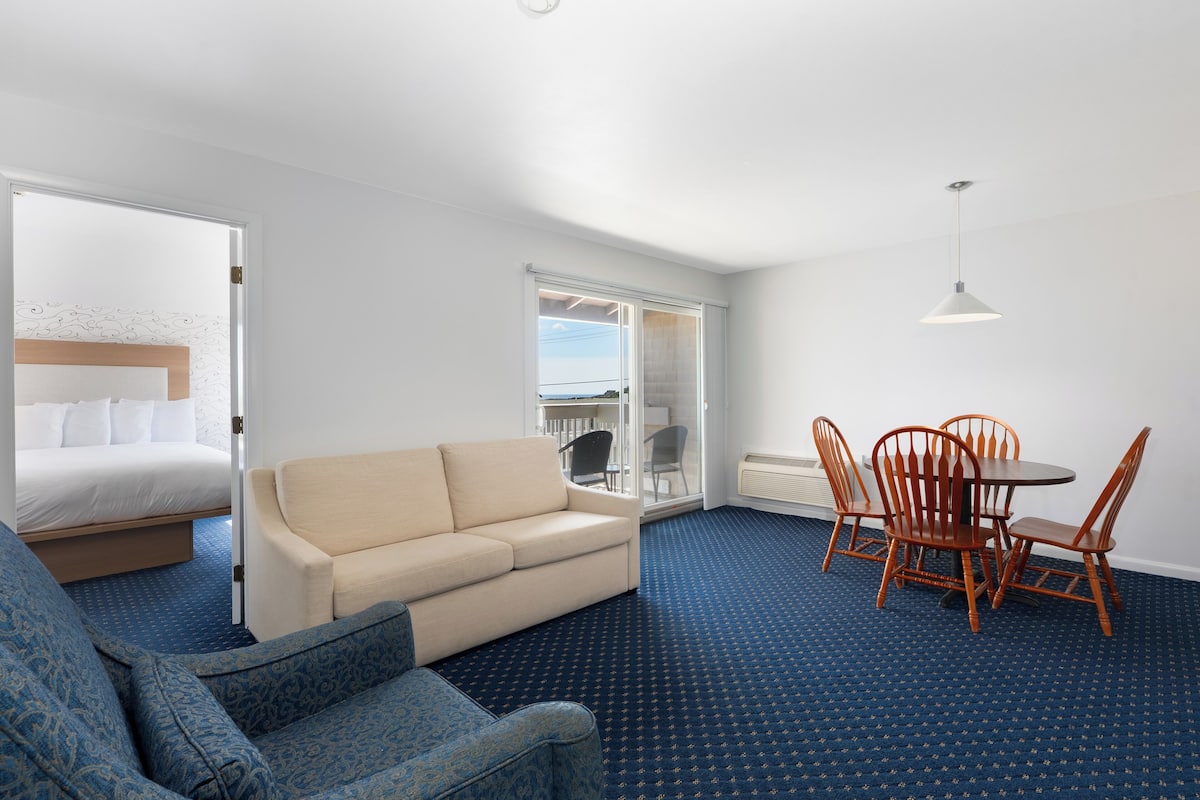 Lodge 2 Queen River/Street Apt | 1 bedroom, iron/ironing board, free WiFi, bed sheets