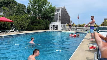 Una piscina al aire libre de temporada
