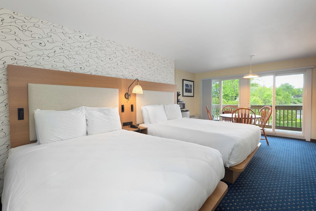 Lodge 2 Queen River View Efficiency | 1 bedroom, iron/ironing board, free WiFi, bed sheets