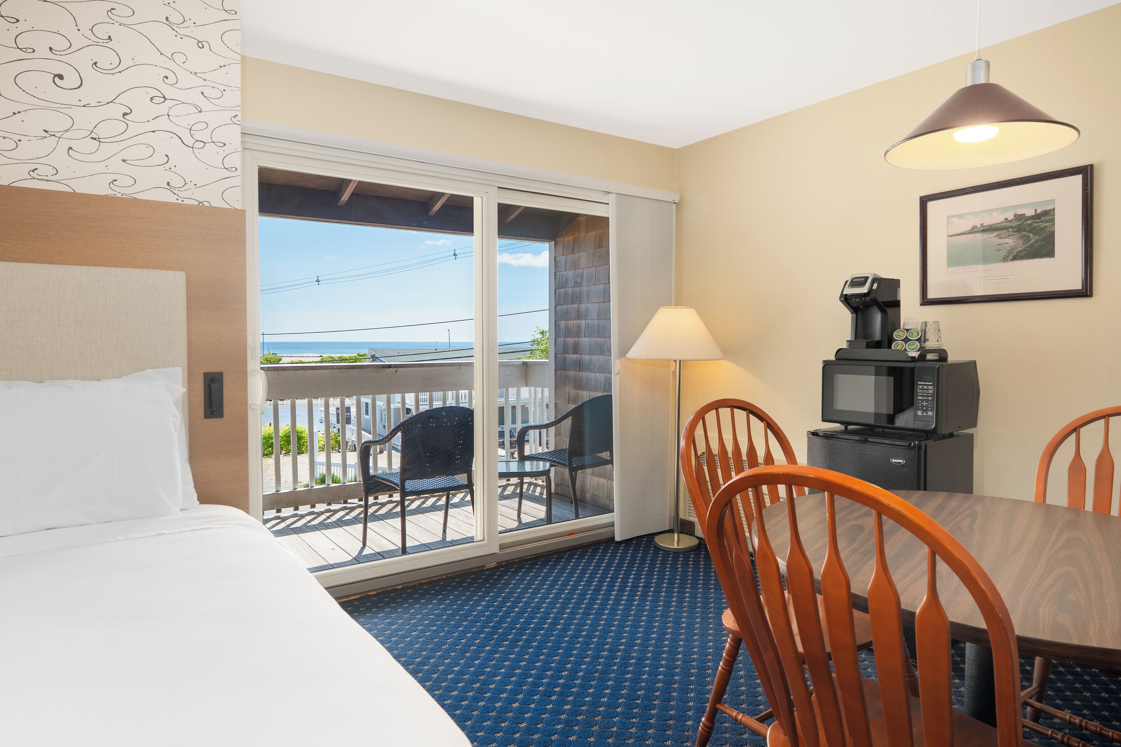 Lodge 2 Queen Beach Street View Efficiency | Living area | TV