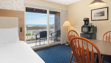 Lodge 2 Queen Beach Street View Efficiency | Living area | TV