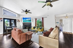 Smart-TV, bøker og stereoanlegg