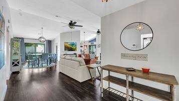 Smart-TV, BĂŒcher, Stereoanlage