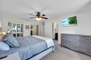4 chambres, bureau, fer et planche à repasser, lit de bébé portatif