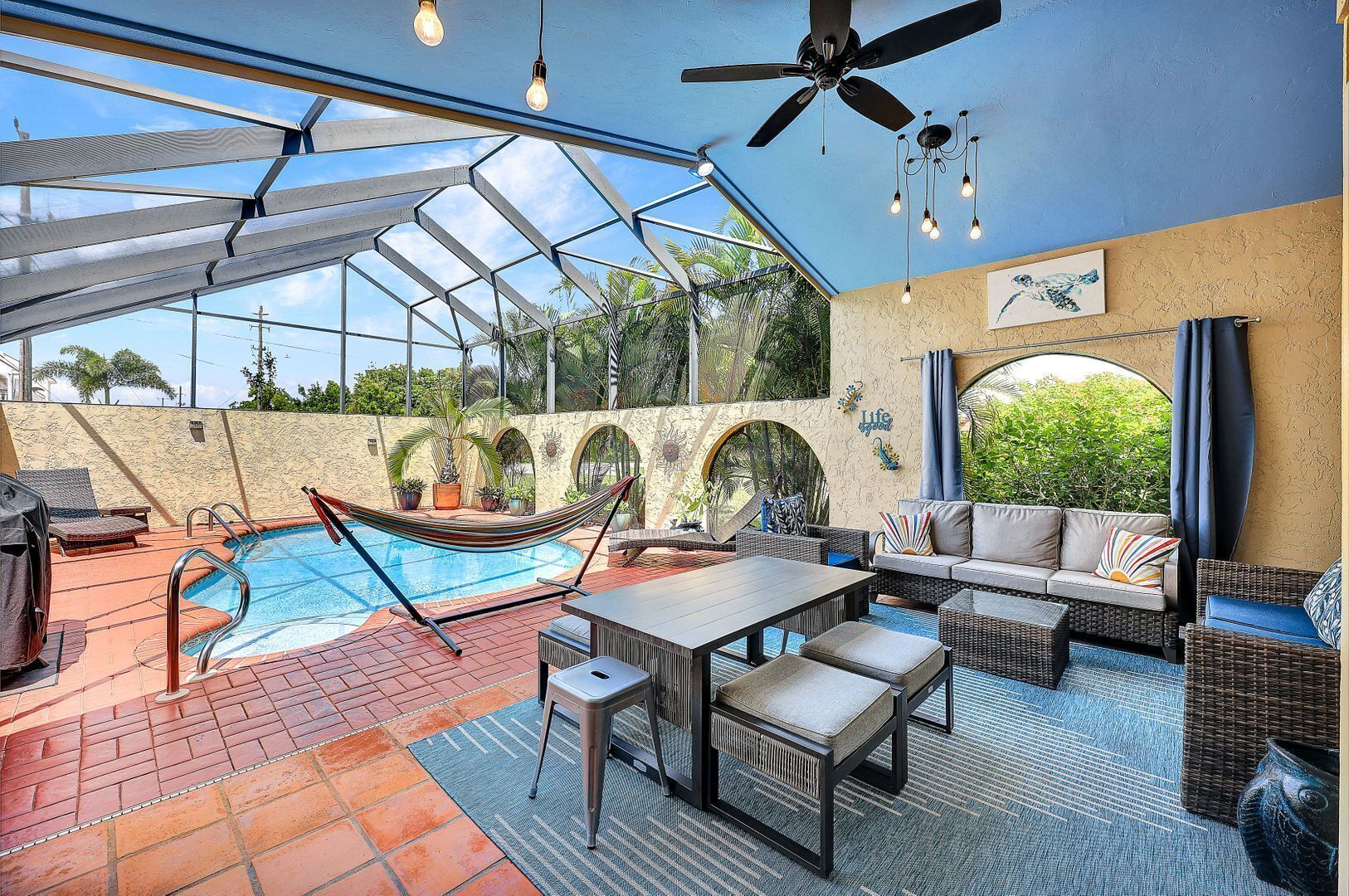 Heated Pool, Relaxing Lanai, Sleeps 10, Near Beaches!