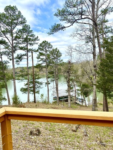 The Dogwood at Hamilton Cove ~ Peaceful Lakefront Cabin on Lake Hamilton